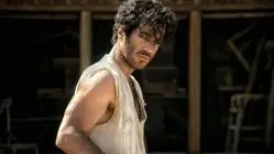 سلفی نوید پور فرج «رحیم نجار» بامداد خمار با طرفدارانش در جشنواره جهانی فیلم فجر - شیراز