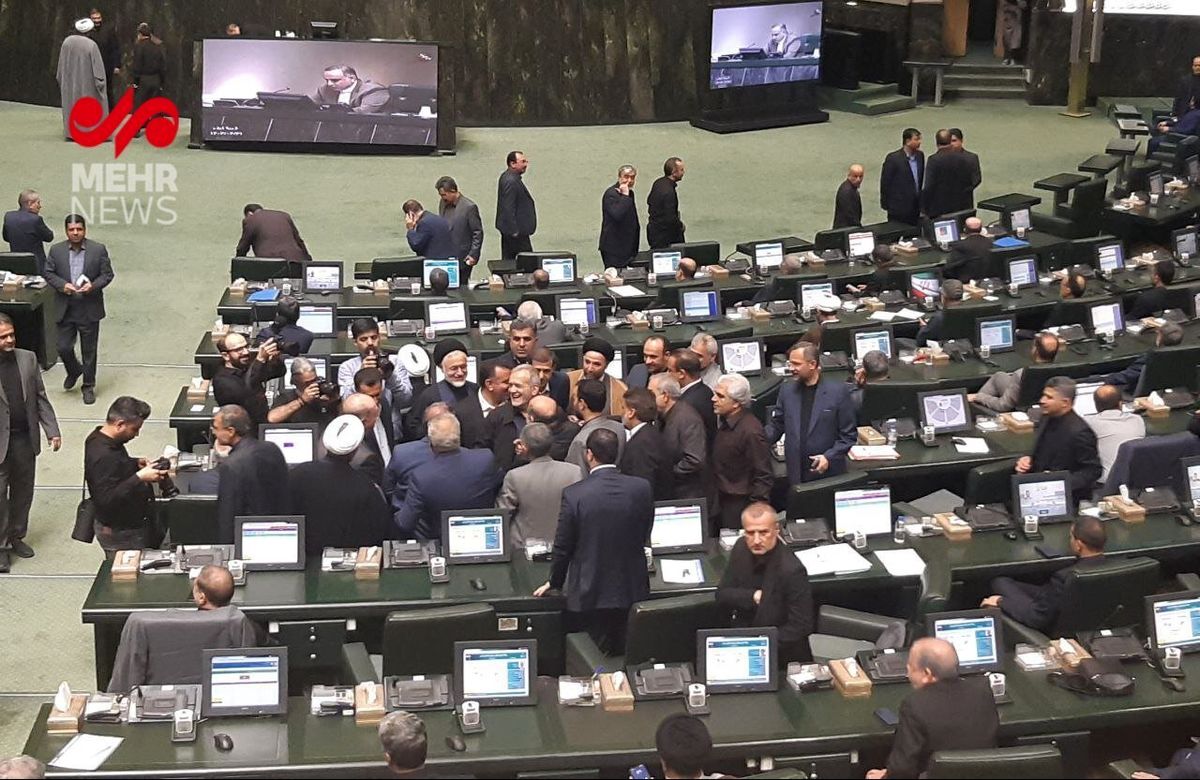 حضور ناگهانی پزشکیان در مجلس