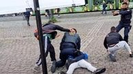 ویدئو | حمله وحشیانه یک فرد با سلاح سرد به پلیس آلمان (16+)