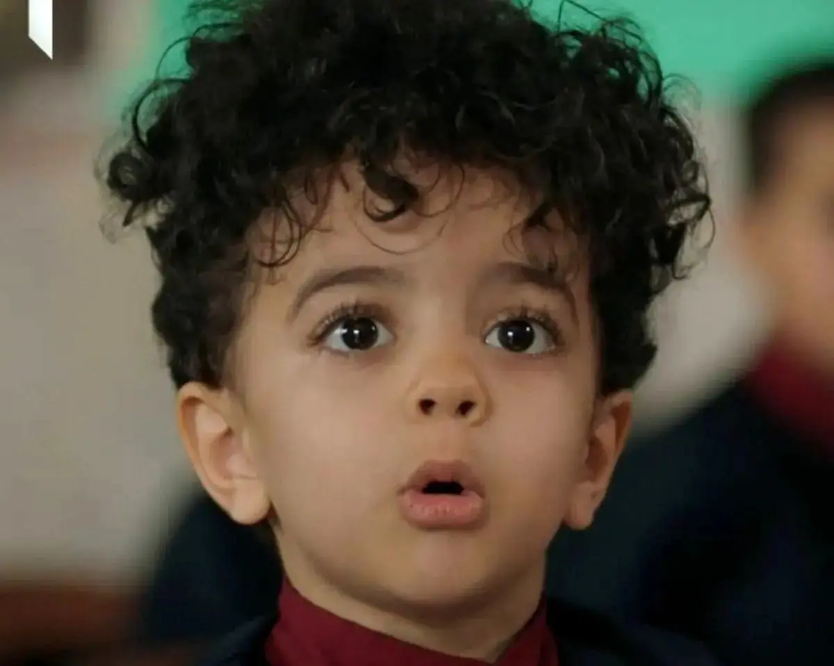 گاهی به چیدمان سنتی سفره شب یلدای «مهدیار کالایی سالار سریال پایتخت» در کنار داداش کوچیکه