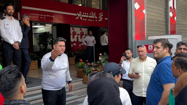 هواداران پرسپولیس در پی ورود به ساختمان بانک شهر