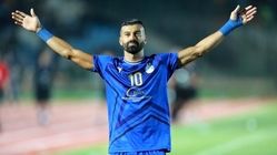 رضاییان بازوبند کاپیتانی استقلال را پس گرفت