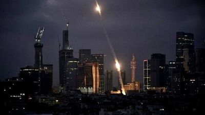 نزدیک ترین فیلم از لحظه برخورد موشک ایرانی با پایگاه العدید قطر + فیلم
