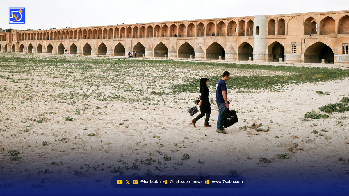 آب رفت، زندگی بیرنگ شد