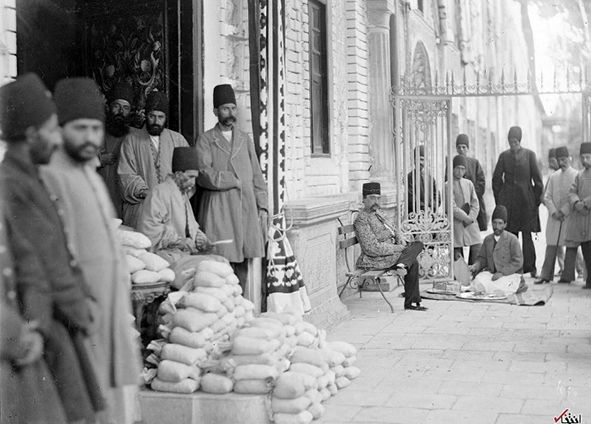 قاب تاریخ| ‌مالیات‌گیری به سبک ناصرالدین شاه، مهین شهابی و دوستان، عکسی کمتر دیده‌شده از خانواده آیت‌الله ‌هاشمی‌رفسنجانی