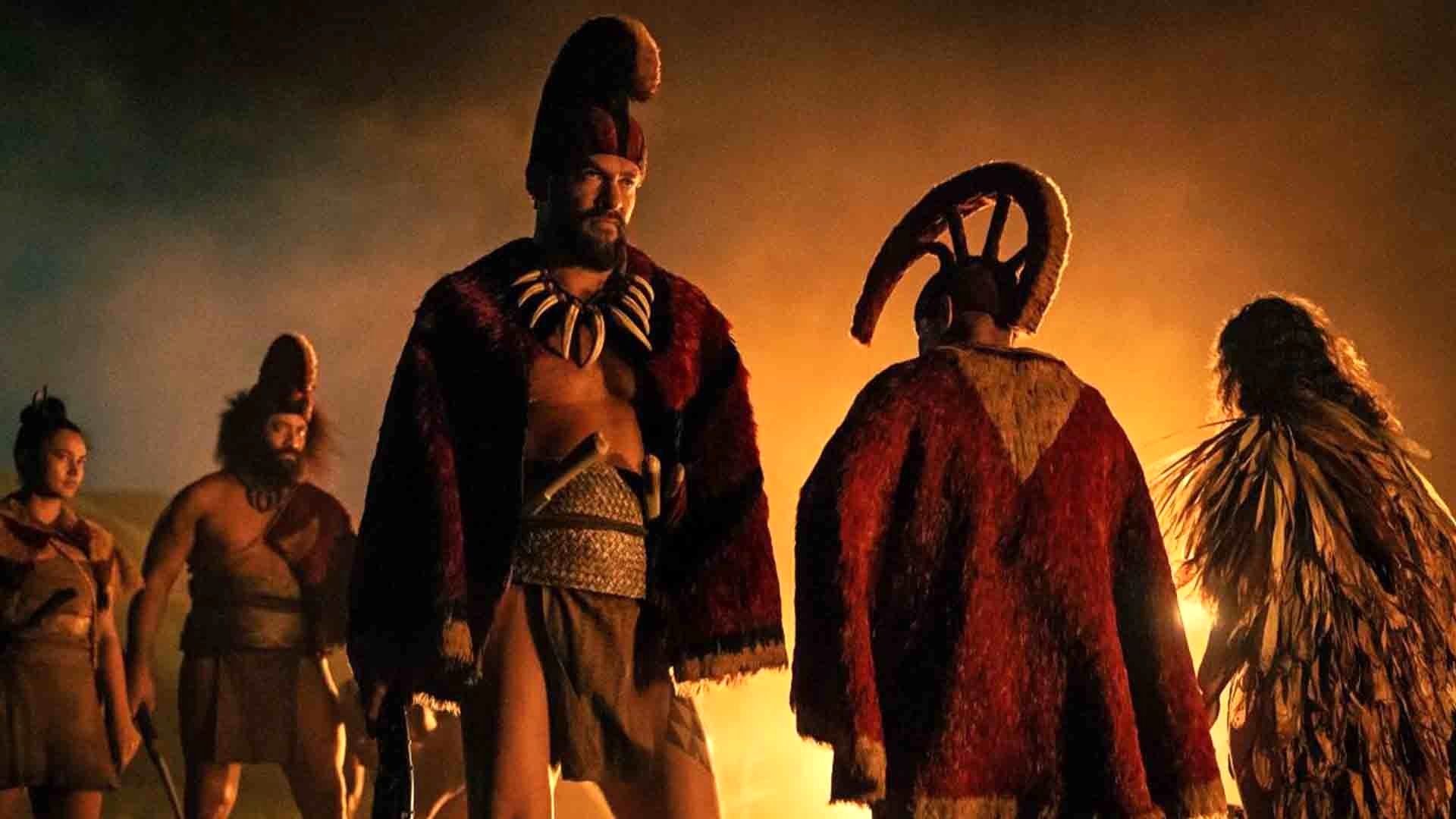 جیسون موموآ در نقش کایانا با همقبیلهایها در سریال Chief of War
