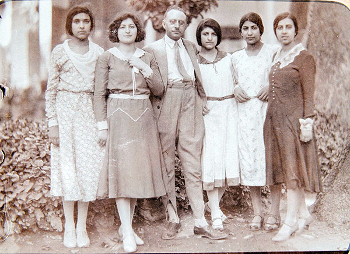قاب تاریخ| دنیای زنان قاجار، روغن آراشید ، کنکور سال 50 و شهید بهشتی