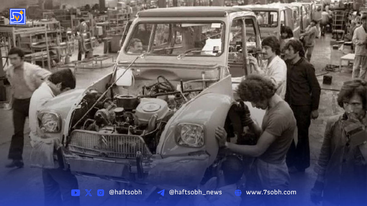 قاب تاریخ| تظاهرات زنان، تهران برفی، فوتبال در کنار لوله انتقال نفت، خط مونتاژ ژیان