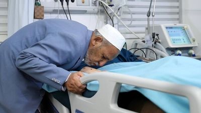 نگاه روز | بوسه تلخ پدر صابر کاظمی بر دستان او