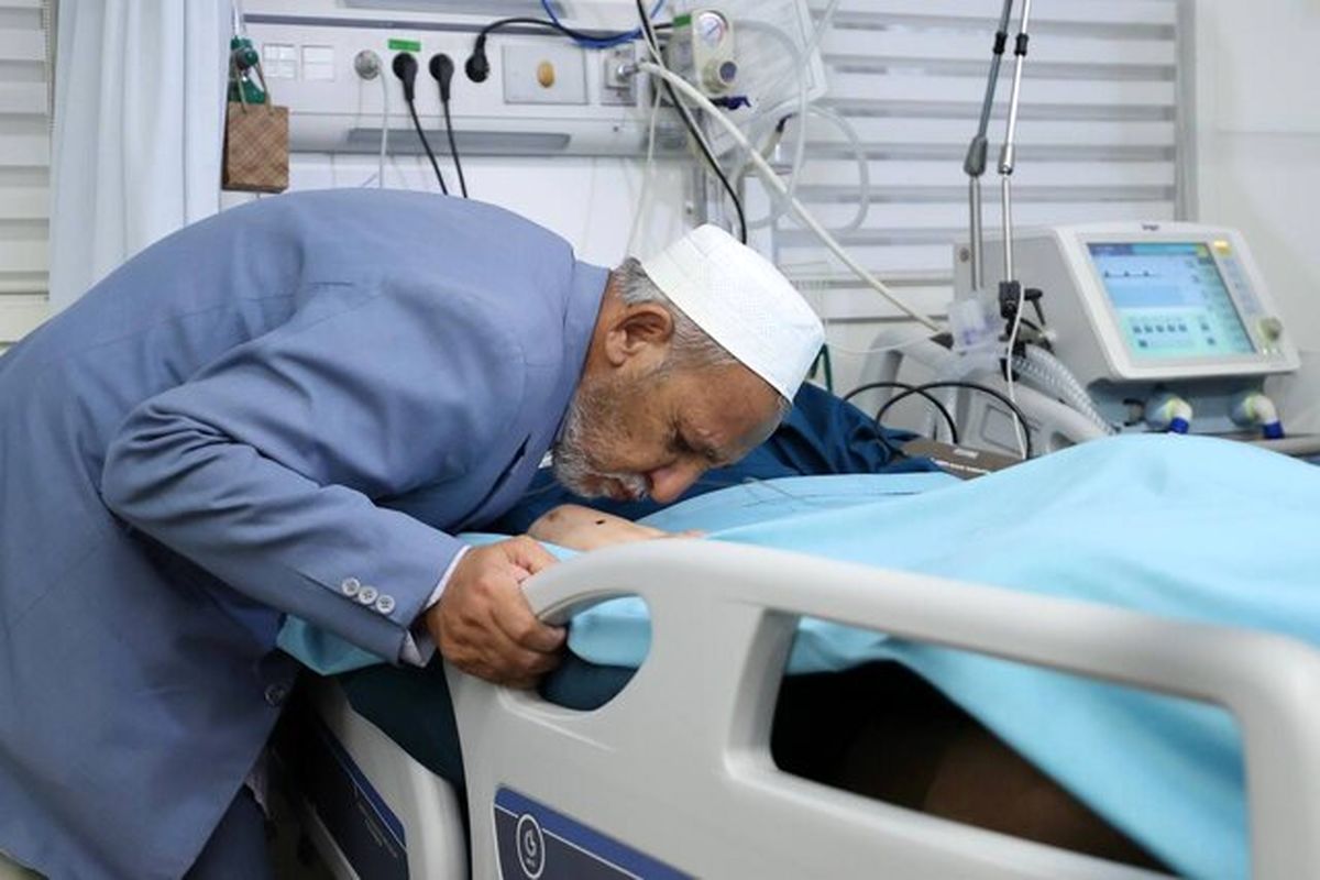 تصاویری تلخ از لحظه دیدار وزیر ورزش با صابر کاظمی و پدرش+ تصاویر