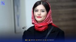 دکوراسیون رویایی خانه زیر شیروانی پردیس احمدیه؛ از میز سفید با پایه‌های چوبی تا آباژور قرمز و کتاب با جلدهای قدیمی و شمع‌های روشن