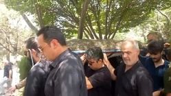 پیکر بامداد بیات روی دوش حامی و مانی رهنما تشییع شد