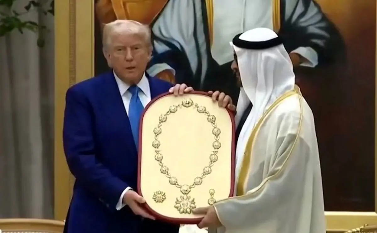 هدیه گردنبند طلای امیر امارات به رئیس جمهور آمریکا (ویدیو)