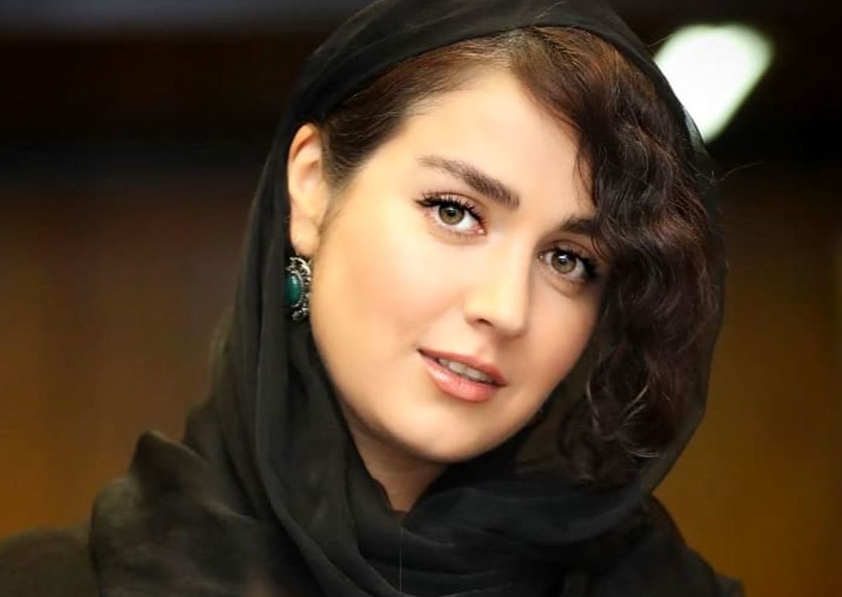 چشمان زیبا و رنگی افسانه پاکرو