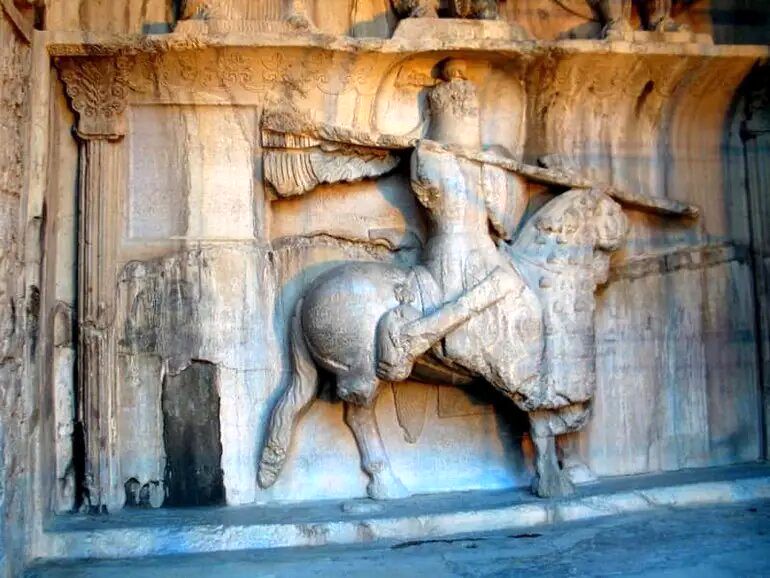 خاطرات ناصرالدینشاه: ران اسب حجاریشده در طاقبستان را نمیدانم کدام پدرسوخته شکسته است