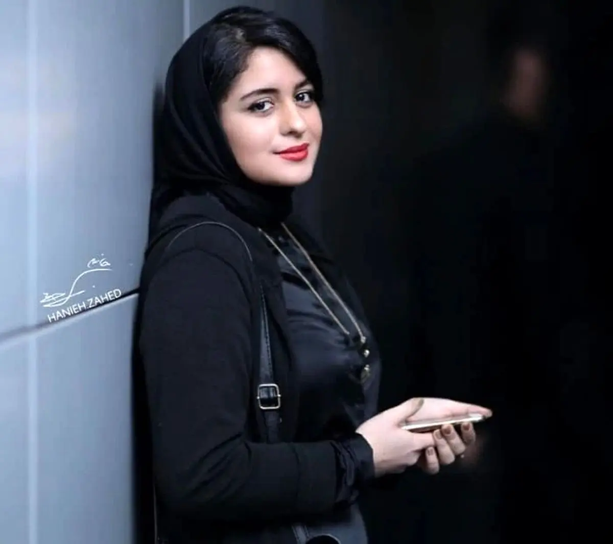 استایل متفاوت فاطیما بهارمست بازیگر یزدان با موهای پریشان در مراسم رسمی+ عکس