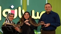 مار مجری خانم را برنامه زنده نیش زد! (ویدیو)