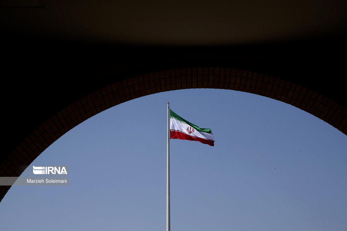 بزرگترین پرچم ایران در عباسآباد تهران به اهتزاز درآمد
