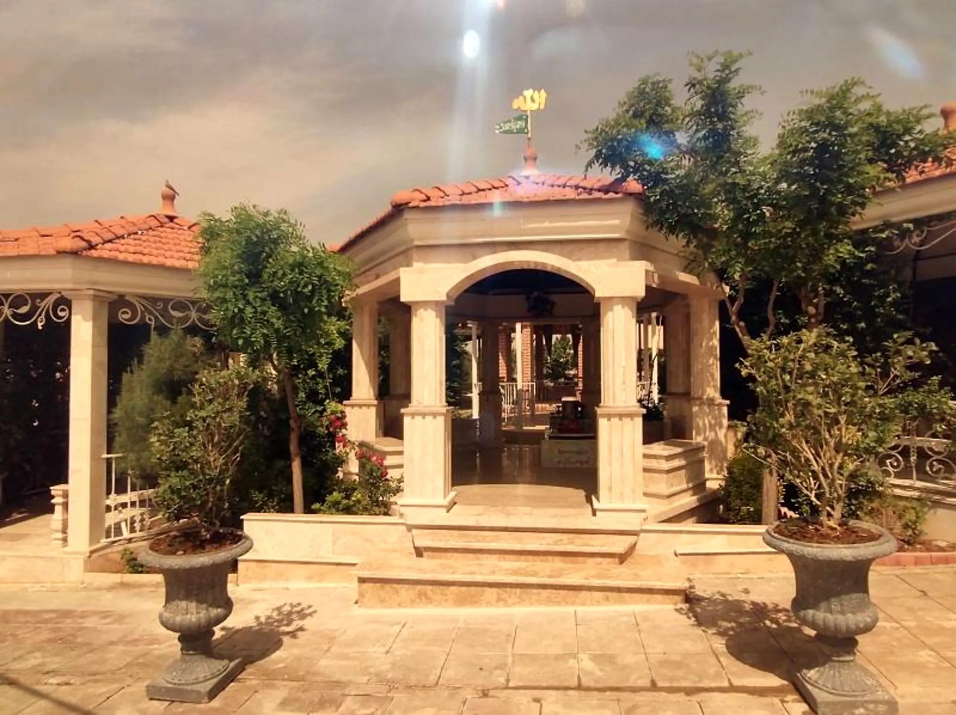 مزار آلاچیق خانوادگی بهشت بی بی سکینه؛ منبع عکس: گوگل‌مپ؛ عکاس: amir nafici