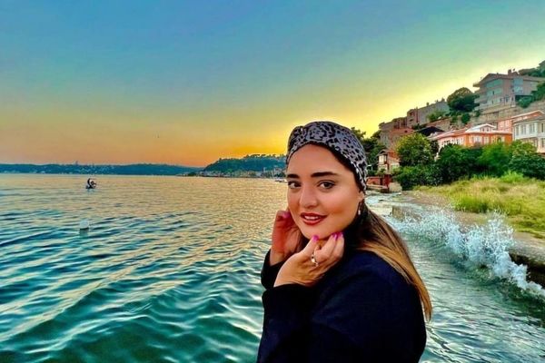   چهره نرگس محمدی در سال 1369 با مقنعه