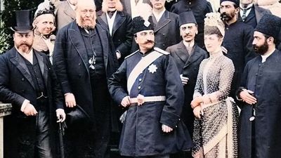 پوشش متفاوت هلیا امامی با تصویر ناصرالدین‌شاه در اکران فیلم