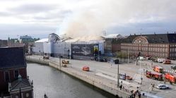 تماشا کنید | ساختمان تاریخی دانمارک در آتش سوخت