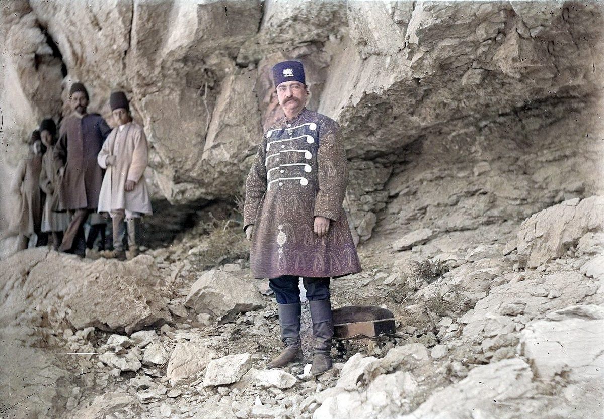 ناصرالدین شاه در حال گردش و تفریح3