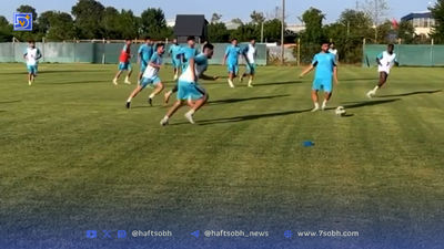حضور فریده نوروزی، معروف به مادربزرگ استقلالی در مراسم رونمایی از کتاب آبی آنتیک