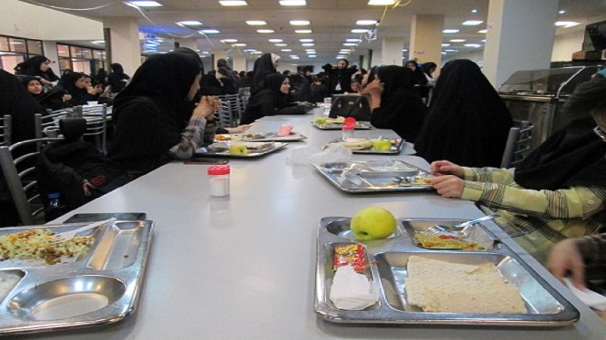 عکس پیدا شدن مارمولک در غذای دانشجوی کاشانی