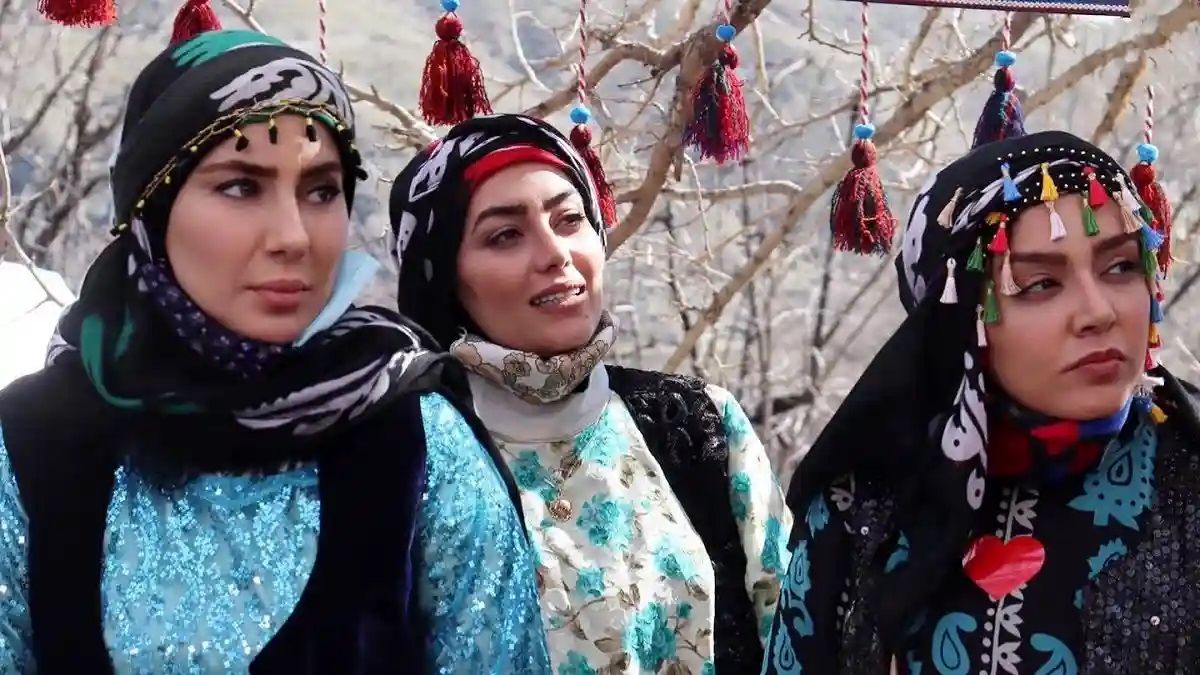 عکس| سفر در زمان؛ «مهیار، روژان، مرجان و شیلان» در پشت صحنه سریال نون خ؛ سال 1400