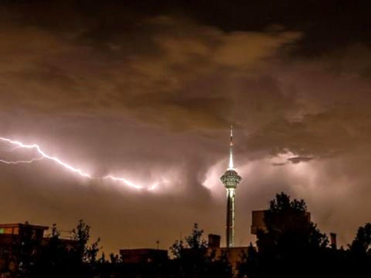 هشدار سطح نارنجی برای تهران؛ وزش باد شدید و احتمال طوفان و تگرگ در راه است