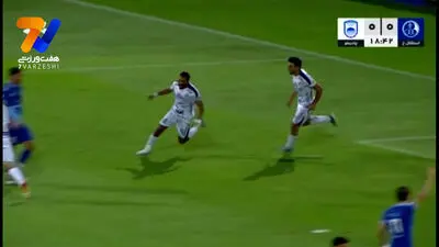  گل اول چادرملو به استقلال خوزستان؛ سعید محمدی فر از ریباند ضربه پنالتی رنه سیمسترا 