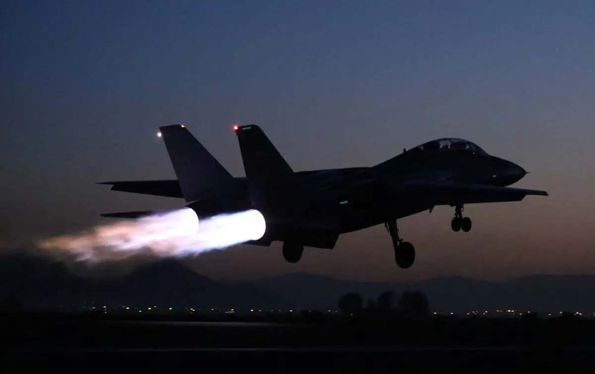 گشت جنگنده‌های میگ ۲۹ ارتش در آسمان تهران همزمان با حضور رهبر انقلاب در حسینیه امام خمینی