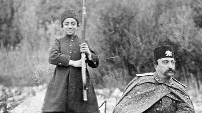 شهناز پهلوی ۴ ساله پشت فرمان ماشین پدری