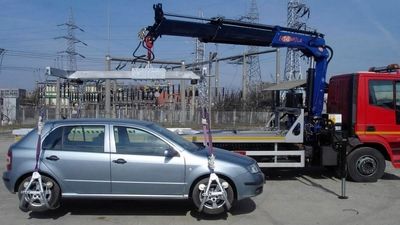 واژگونی جرثقیل ۶۰ تنی روی دیوار خانه‌ای در تهران + عکس