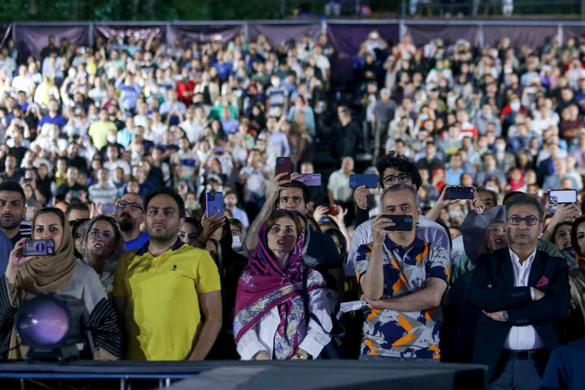 در آرزوی فستفود، لباس و کنسرت