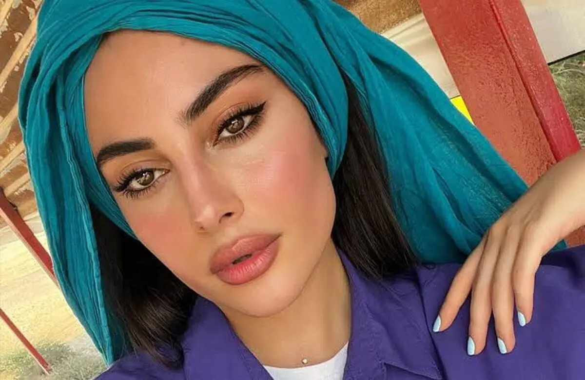 عکس | استایل متفاوت و ژورنالی ترلان پروانه؛ انتخاب جذاب آبی روشن با توربان سنگ‌دوزی‌شده