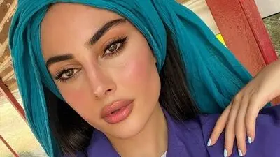 عکس | استایل متفاوت و ژورنالی ترلان پروانه؛ انتخاب جذاب آبی روشن با توربان سنگ‌دوزی‌شده
