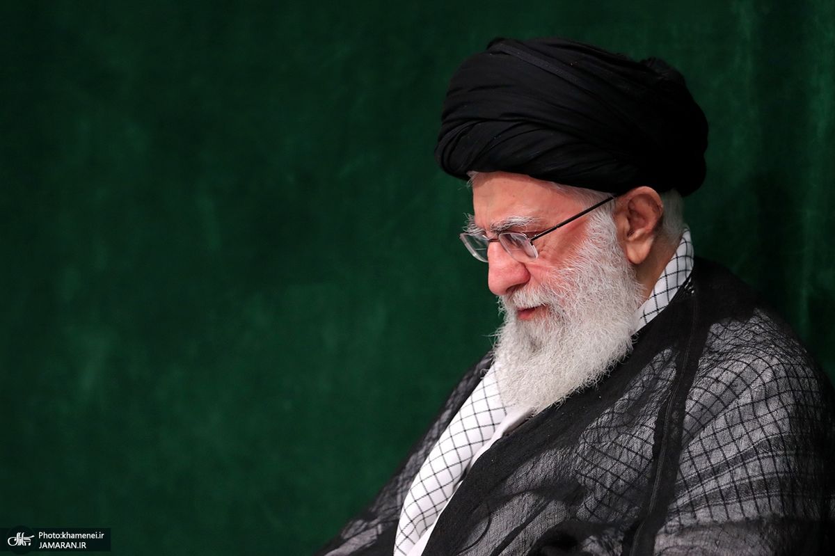 عکسی از حضور رهبر انقلاب در منزل ابراهیم رئیسی را ببینید