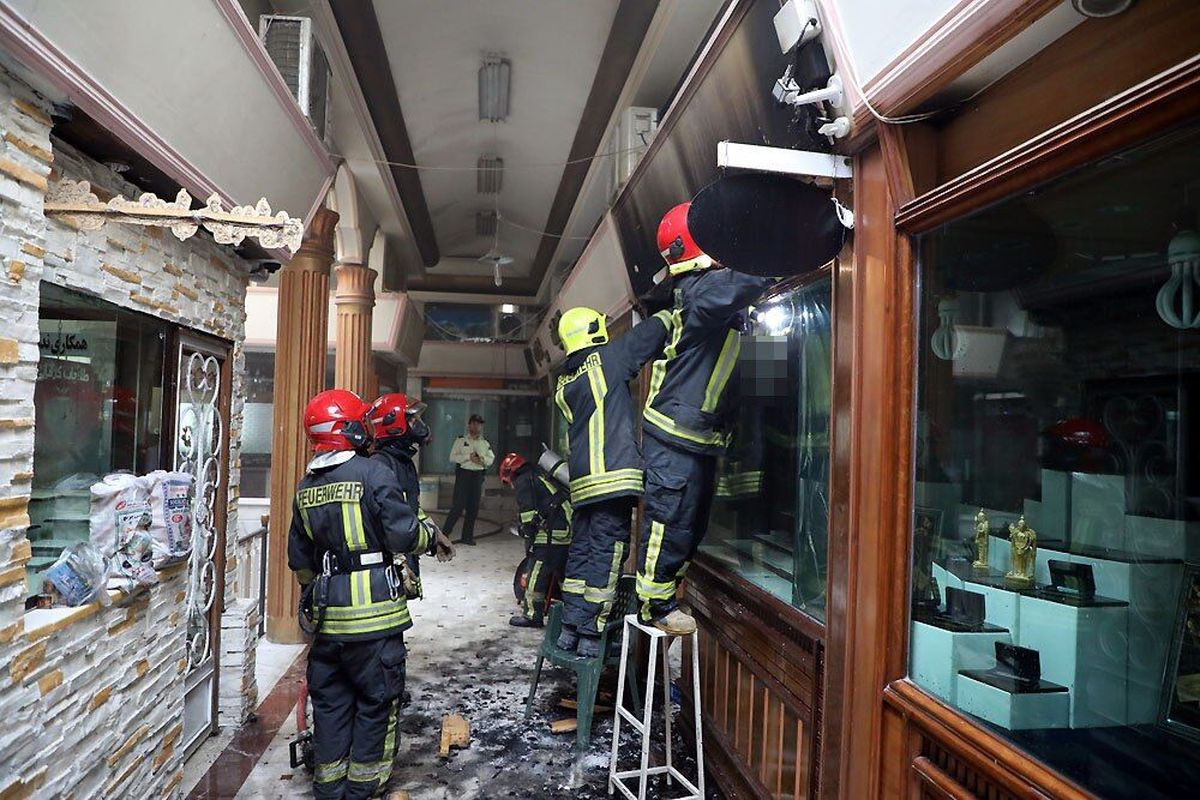 یک طلافروشی در شمال تهران طعمه آتش شد