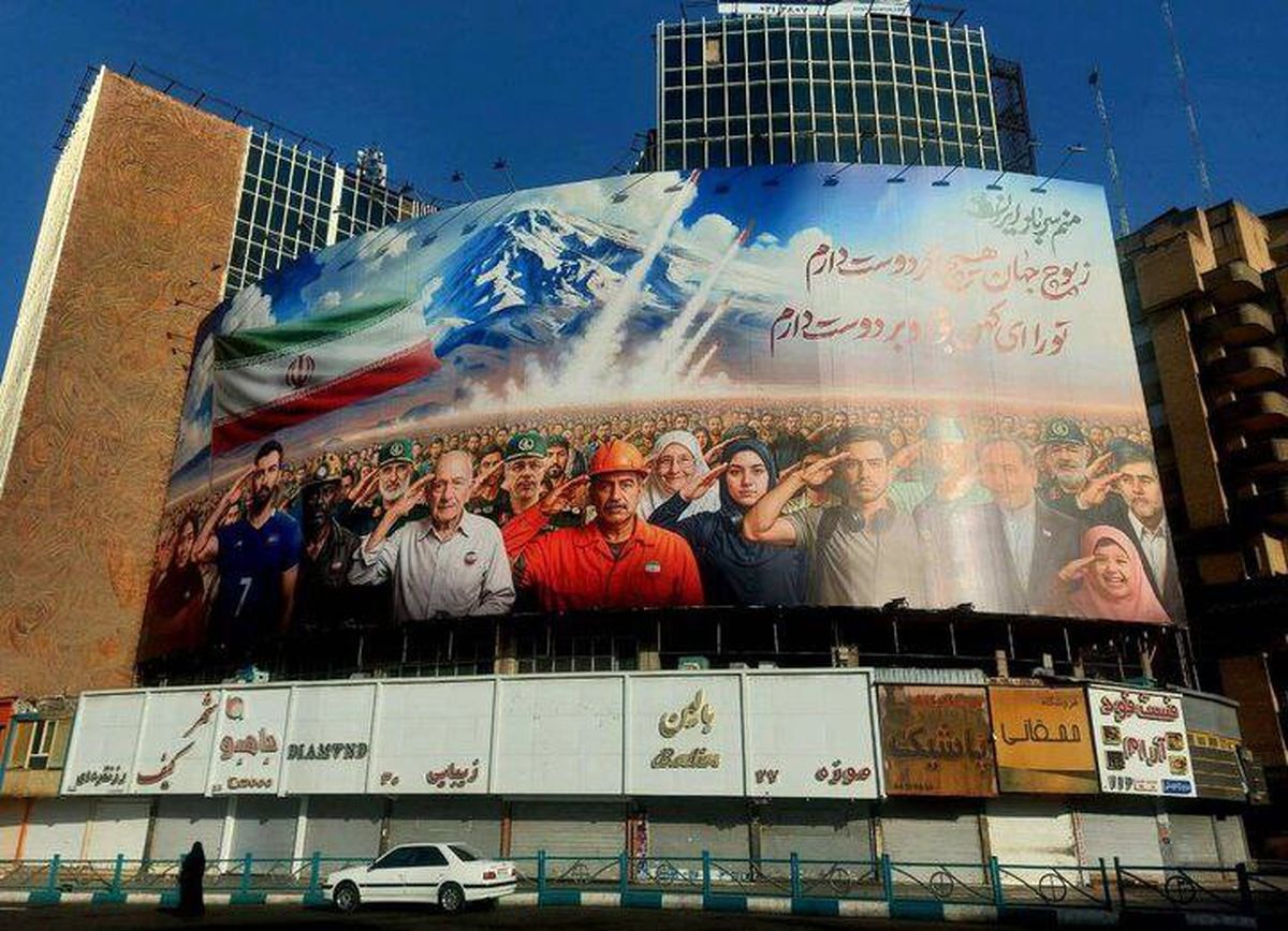 دیوارنگاره جدید میدان ولیعصر؛ منم سرباز ایران