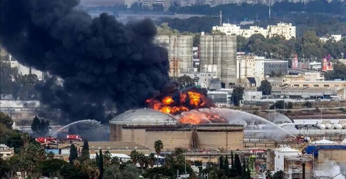 پالایشگاه حیفا در جریان حملات موشکی ایران به‌شدت آسیب دید + ویدیو