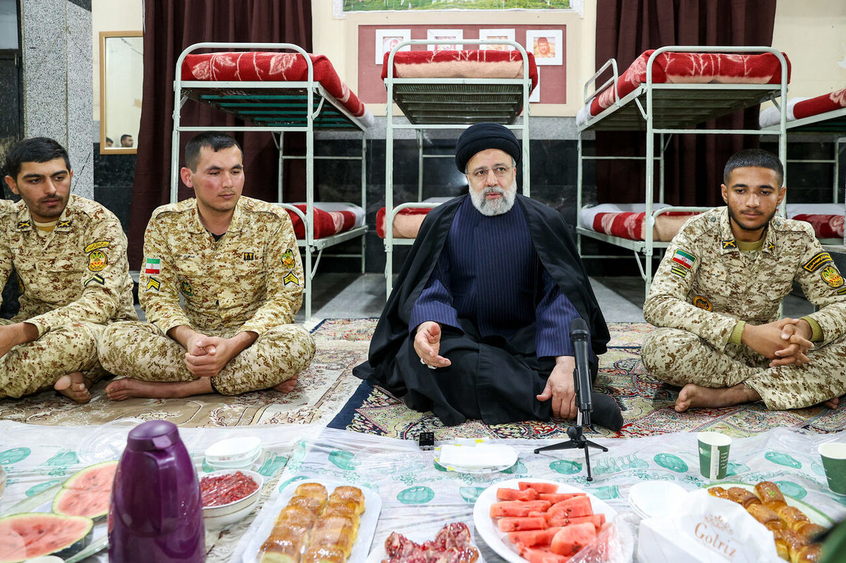 رئیسی شب یلدا را با سربازها گذراند
