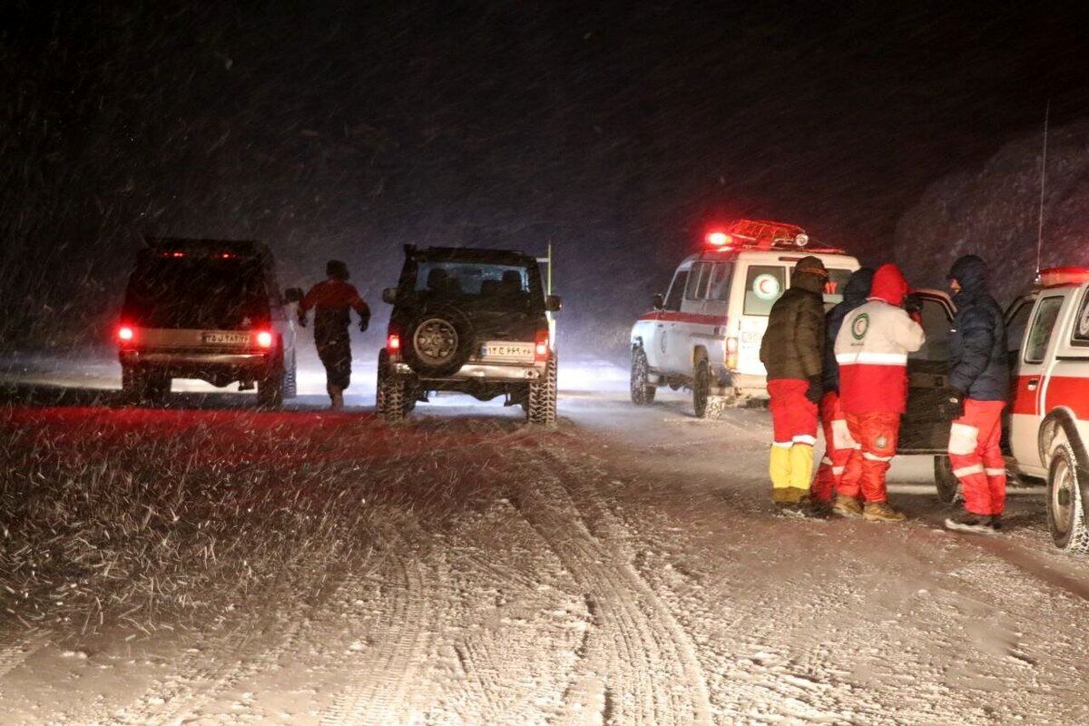 نجات معجزهآسای خانواده ۷ نفره از برف سنگین سوادکوه