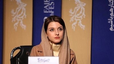 استایل متفاوت آزاده صمدی در یک نمایشگاه هنرهای تجسمی