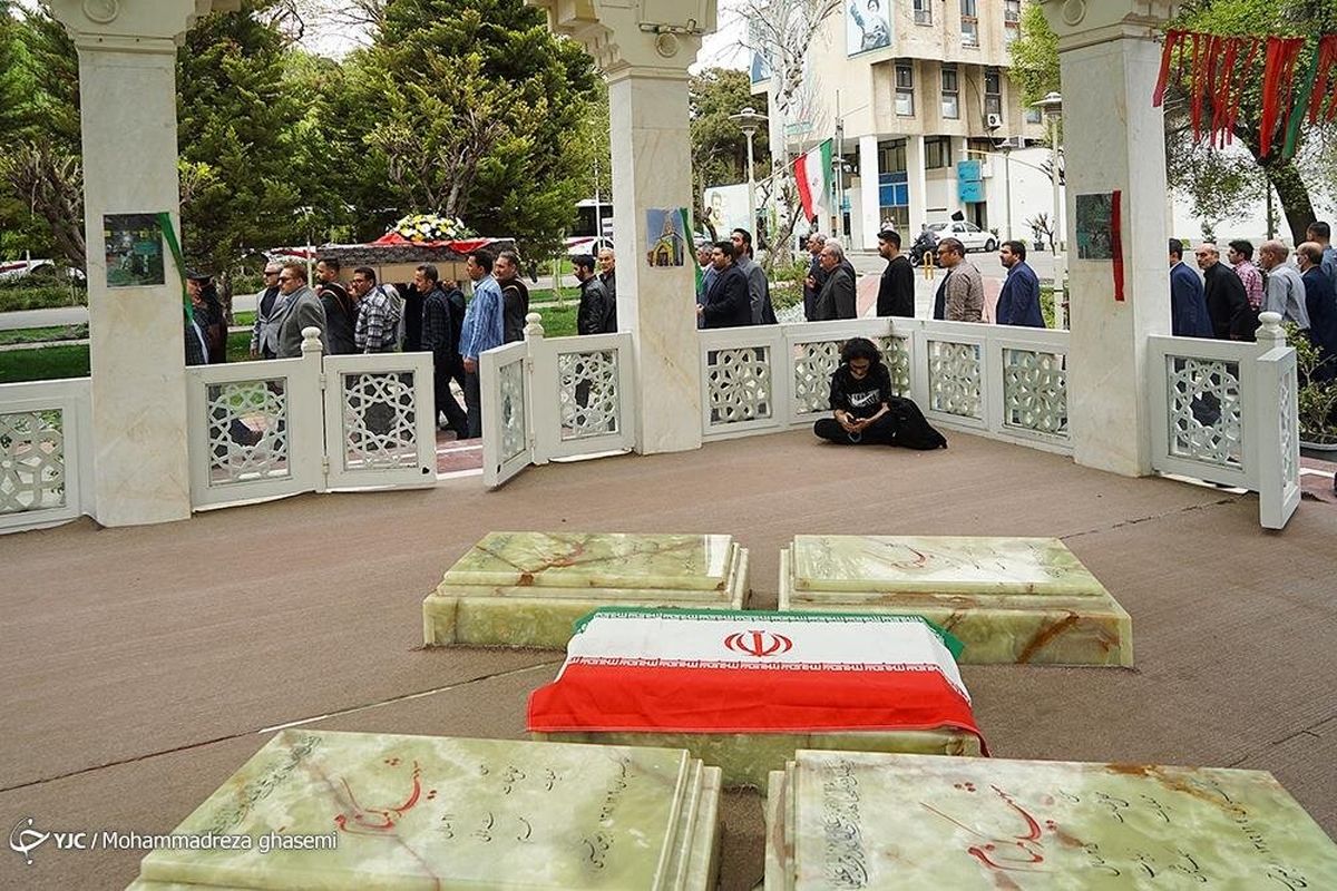 عکس| نماز خواندن احمدی‌نژاد و بذرپاش ‌ بر پیکر حمید بهبهانی