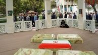 عکس| نماز خواندن احمدی‌نژاد و بذرپاش ‌ بر پیکر حمید بهبهانی