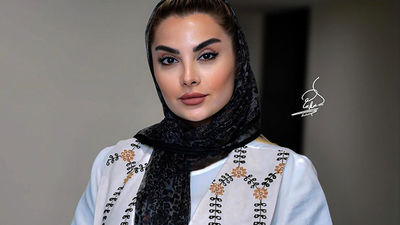استایل شیک و شاهانه مونا فائزپور همسر احمد مهران‌فر؛ ترکیب پیراهن سفید با دامن آبی درباری