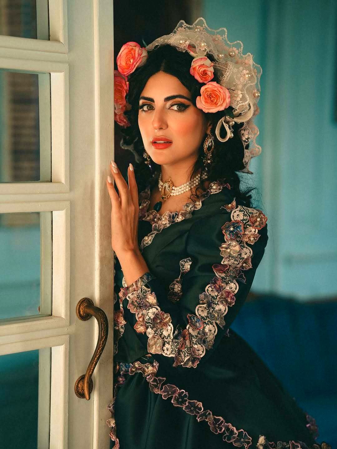 هلیا امامی با لباسهای قدیمی