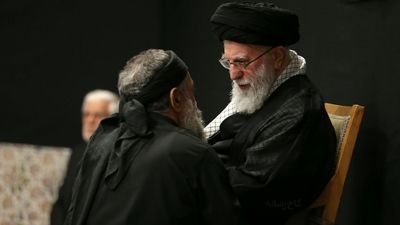 گشت جنگنده‌های میگ ۲۹ ارتش در آسمان تهران همزمان با حضور رهبر انقلاب در حسینیه امام خمینی